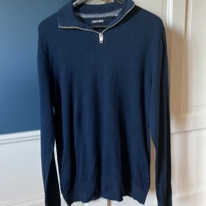Jack & Jones - Hejsan, säljer denna tröja då jag ej har användning för den och då tänker ja mig att någon annan kanske vill ha det, tröjan är i ett väldigt bra skick mitt pris-300kr ny pris-599kr