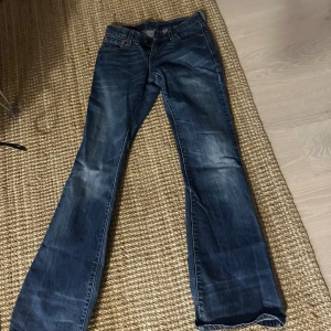 Lågmidjade jeans - Levis jeans köpa secondhand har tyvärr blivit försmå❤️