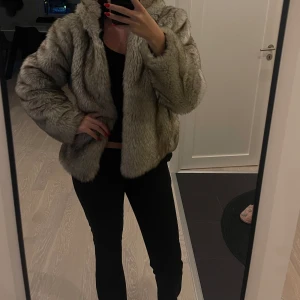 Pälsjacka  - En så cool och mysig pälsjacka från Zara, gammal kollektion. Den är sparsamt använd, finns ett hål i en av fickorna men det är inget som syns. Fuskpäls, tål regn💕