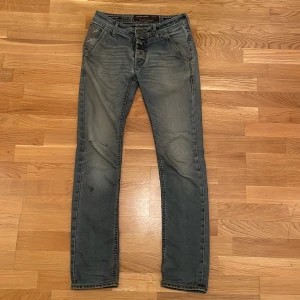 Jacob Cohen jeans - Säljer nu mina Jacob Cohen jeans med en nice fade, är ganska slitna och har defekter (se bilder). Säljer därför billigt jämfört med nypris (5k+). Skriv gärna om ni har frågor! Passar W29-W30 L32 (Det står W31 men passar mindre) Modell: Type 613.