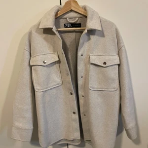 Beige kappa - Fin beige kappa, använd men är i bra skick, perfekt nu till hösten. Strl S och säljes för 250kr