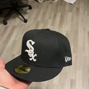 Helt ny new era keps fitted, inga defekter överhuvud taget, säljer då jag råka köpa fel storlek Hahah! Bara höra av dig vid funderingar & pris går att diskutera!!!