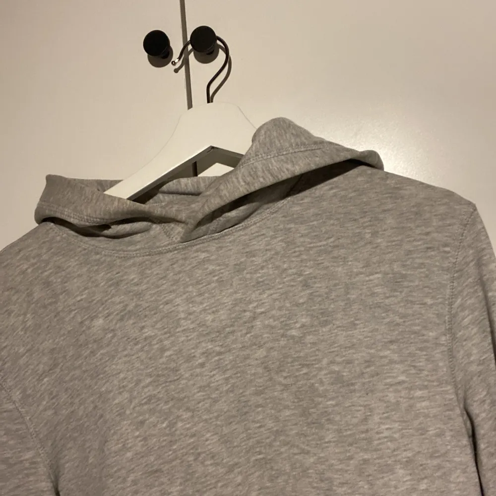 Grå hoodie från H&M, bra kvalitet . Hoodies.