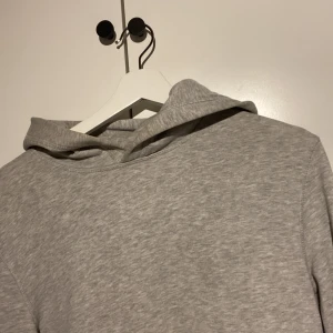 Grå hoodie från H&M  - Grå hoodie från H&M, bra kvalitet 
