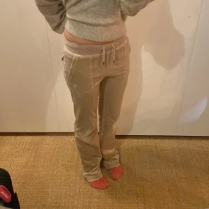 Beige mjukisbyxor från Juicy Couture - Säljer ett par superbekväma beige mjukisbyxor från Juicy Couture i storlek XS. De är i jättebra skick!! Använda ett fåtal gånger🥰🥰
