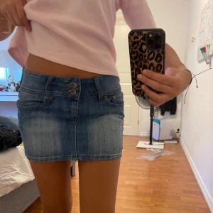 Mini jeans kjol - Midjemått 37cm, längd 28cm, lågmidjade, bra skick🤗❤️ 