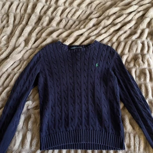 Ralph lauren tröja - Aldrig använts  , mycket bra skick,  Den är i barn storlek L men passar i vanlig storlekar S