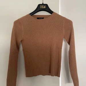 Brun långärmad tröja - Brun långärmad ribbad tröja. Aldrig använd, men utan prislapp. Väldigt bra skick. Storlek S