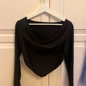 Långärmad topp - Superfin långärmad topp från shein. Använt denna en gång och säljer den för den aldrig kommer till användning. Hittade inte rätt tröja på hemsidan men det är en likadan passform fast den jag säljer är silke material💕