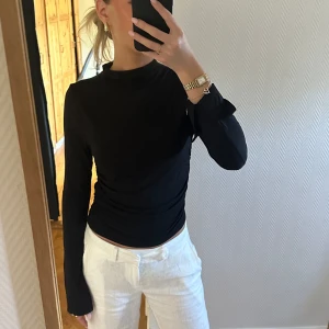 Topp Gina  - Långärmad tröja med liten krage och detalj i midjan! Storlek m, men passar även s!🥰