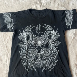 T-shirt med tryck - T-shirt me tryck  Köpt secondhand  Vet intr märke 