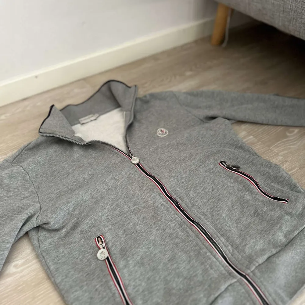 Tjena  Säljer nu denna riktigt snygga Moncler maglia cardiganen som är i storlek S. Tröjan är i riktigt bra skick 8/10.  nypris runt 5000-6000kr. Skriv om du har någon fråga eller fundering. Byten kan också vara intressant. Mvh Harry . Hoodies.