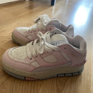 ARIGATO SKOR - Snygga knappt använda sneakers från Axel ARIGATO.
