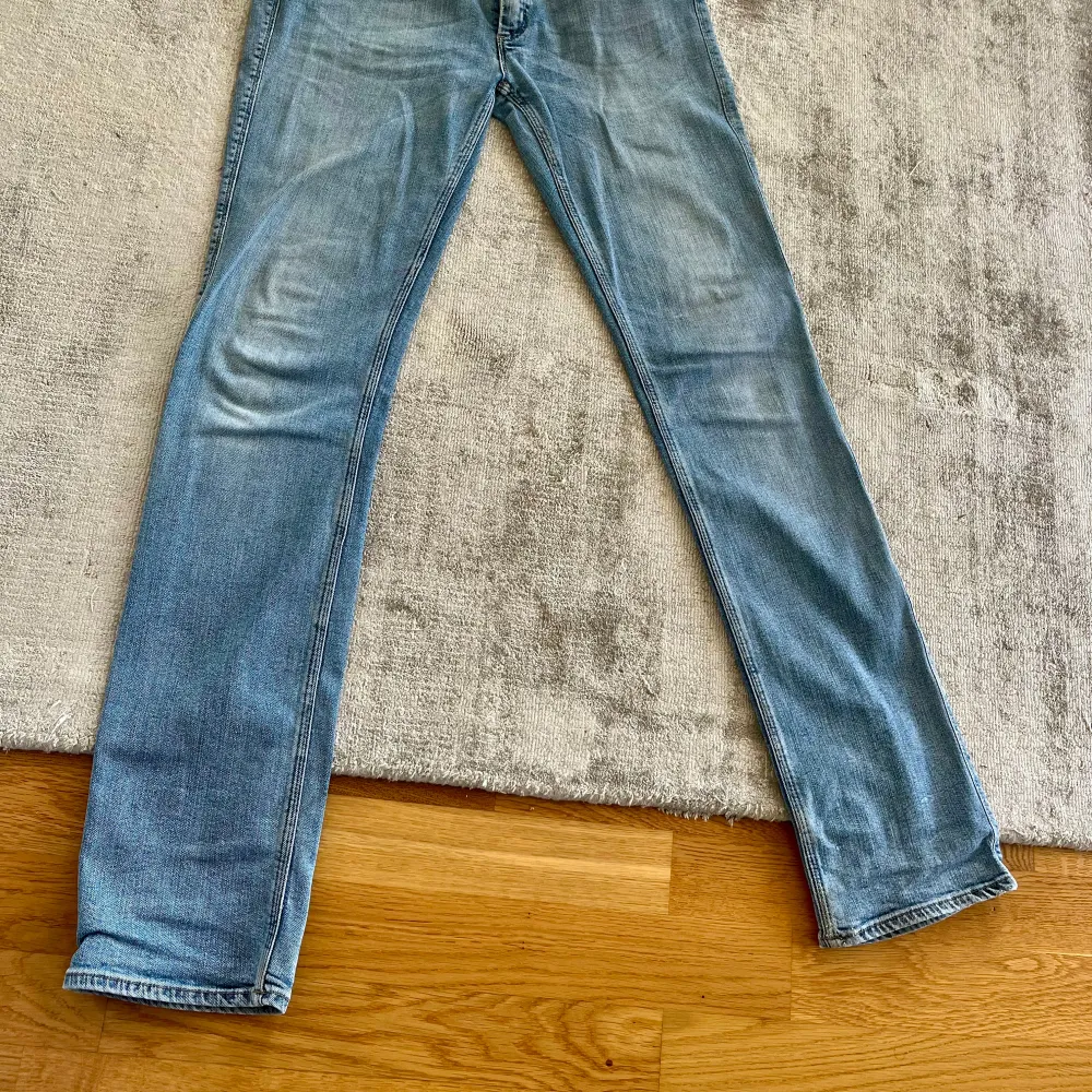 Slitet ljusblå Acnejeans, modell Max Angel, knappt använda! Storlek 31/32. Midja =31, längd 32. Normal till smal passform med stretch. . Jeans & Byxor.