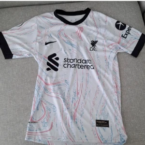 Liverpool t-shirt  - Fet Liverpool tröja med Mo Salah på ryggen! 400kr elr bud.
