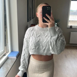 Kort topp  - Grå kort stickad topp