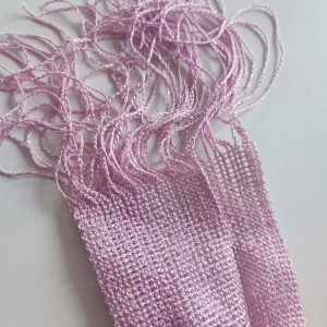 Ljusrosa halsduk med fransar - Säljer en superfin ljusrosa halsduk med fransar i ändarna. Den är stickad och känns både lätt, perfekt för att ge lite extra stil till din outfit. Passar bra till både vår och höst. 💖