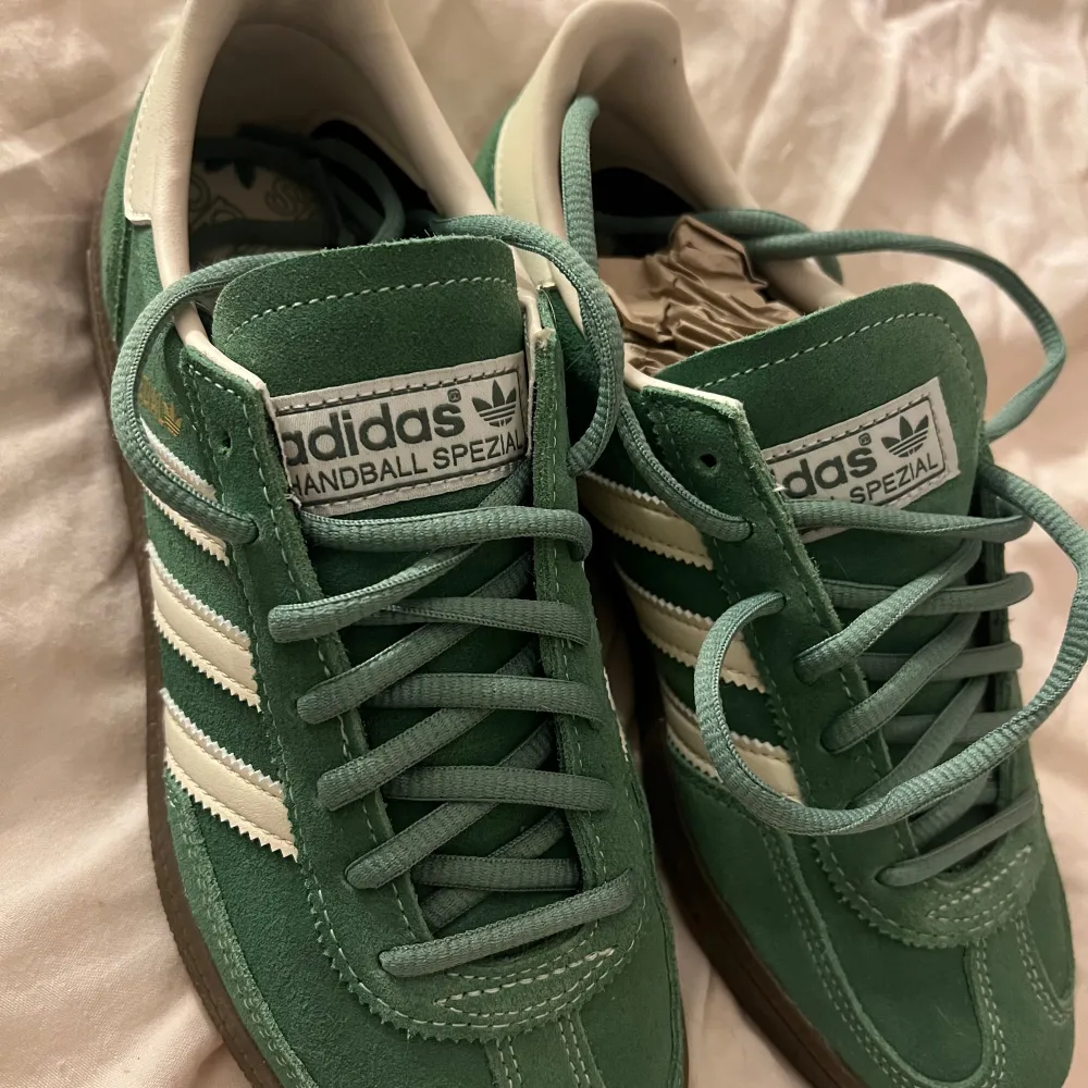 Adidas spezial on green . Skor.