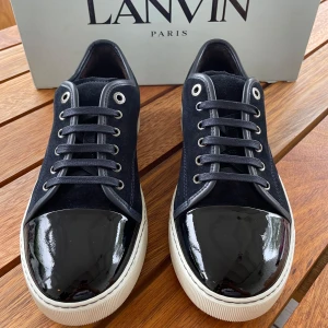 Lanvin skor  - Hej! Säljer nu dessa super populära lanvin skor. Skorna är seriöst använda 1 gång. Skick 10/10. Med skorna medföljer allt og! Box, dustbag och extra skosnören 