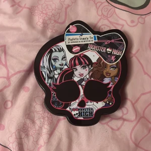 Monster High låda - Monster High låda, tom och inte sliten eller smutsig! Har bara haft den som prydnad och inte haft något i