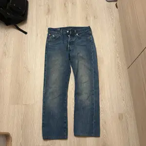 Säljer ett par blå Levis 501 jeans i storlek 29:30. Står L32 men dem är uppsydda till 30