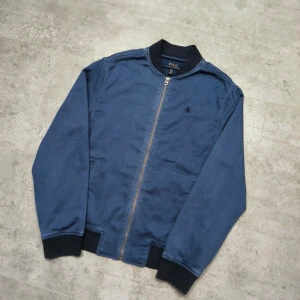 Ralph Lauren bomberjacka  - Ralph Lauren bomberjacka i gott skick perfekt till hösten! Storleken är 14-16 år (barnstorlek) men jag skulle säga att den passar som XS. Bara att skriva vid frågor eller funderingar 😇