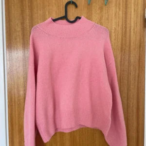 Stickad tröja Other stories  - Rosa Other stories tröja, nypris 550kr, skriv för fler bilder💛