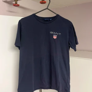 Gant T-shirt - Gant t shirt jag har växt ut. Passar 175 cm och neråt. Skick 9/10.