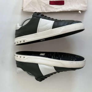 Valentino Flycrew - Hej, Säljer nu mina valentino flycrew skor. De är i jätte fint skick 9.5/10. Storlek 44. Dustbag följer med. Bara att skriva vid frågor 🤝😀