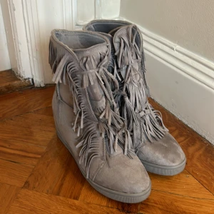 Skor stl 39 jätte snygga! - Liten defekt vid ena snörningen men inget som märks när man har på sig skorna!