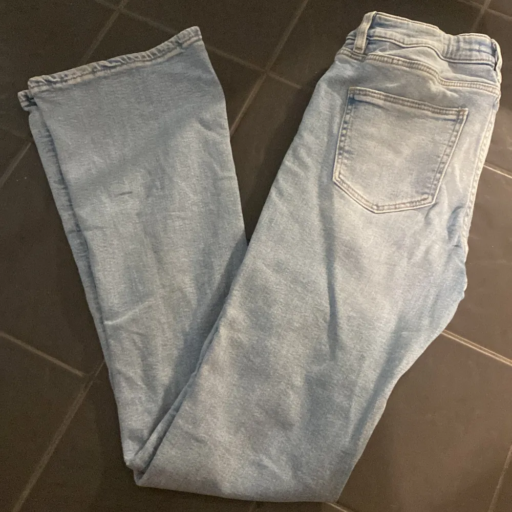 Säljer dessa jätte fina ljus blå Jeansen som är ifrån Ginatrico Young pågrund att de inte används längre🥰💕😊. Jeans & Byxor.