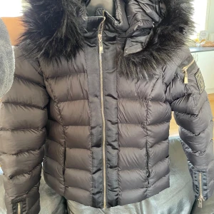 Svart chiara forthi  - Säljer min svarta chiara forthi jacka. Använd fåtal gånger.