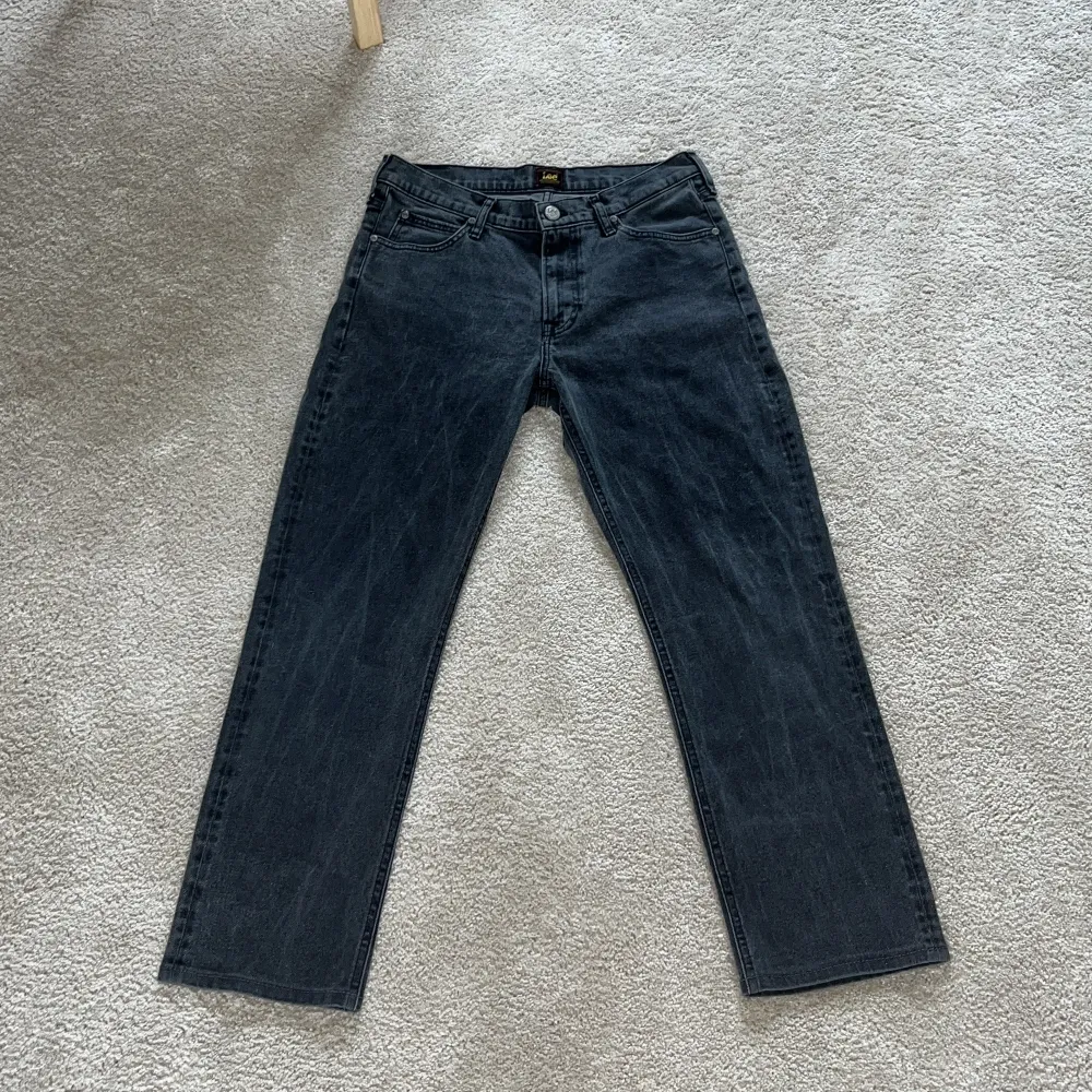 Säljer mina lee jeans loose fit då dom inte används så mycket, skick 9/10 inga defekter, nypris runt 1000kr. Jeans & Byxor.