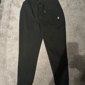 Polo Ralph Lauren byxor  - Mjukisbyxor från Ralph Lauren i storlek M  Finns även en tröja som kan skickas med för en peng Byxorna använda runt 5 gånger
