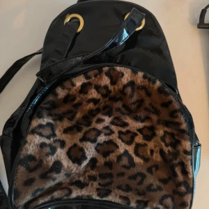 svart läder ryggsäck med leopard tryck  - aldrig använd, fick den av en familjevän. finns inga defekter på väskan🌸