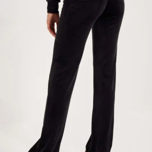 Juciy byxor  - Jag säljer 3 juciy byxor i färgerna grå, röd och svart. Alla tre är i bra skick och har inte haft dom så länge. Säljer dom pågrund av att jag inte använder dom längre. Jag säljer alla 3 för 2000 men om man bara ska köpa en då är 700 kr styck. 