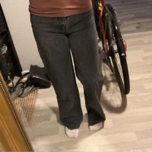 Svarta baggy jeans - Lager 157 jeans som säljs för att de inte används