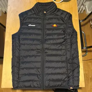 Ellesse väst knappt använd