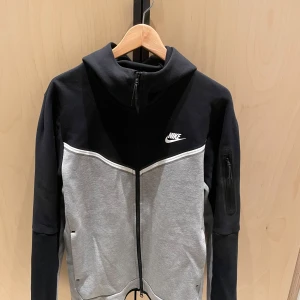 Nike tech fleece - (Pris kan diskuteras vid snabb affär) Haft den ett bra tag men inga skador eller fläckar på den. Storlek M. Inte min typ av klädstil längre därför jag säljer den, bara att skriva om ni har frågor eller vill ha flera bilder:)