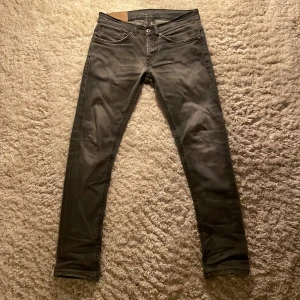 Dondup jeans - Säljer ett par Dondup som är extremt populärt just nu, storlek 30, passar någon runt 175cm