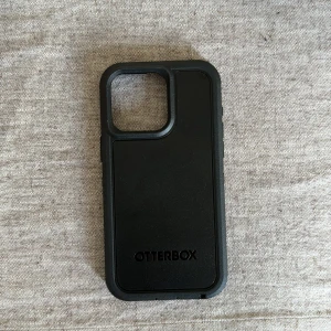 Skal till iPhone 15 PRO max - Svart skal från Otterbox, MagSafe. Två delar, se bild. Sitter bra på telefonen så skalet inte kan trilla av om man tappar telefonen. 