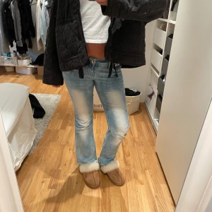 Lågmidjade jeans  - Jättefina lågmidjade jeans, säljer så jag tycker dom är för korta😿😿 Midjemått 36 cm dock ganska stretchiga, längd 73 cm, obs uppsprättade nedtill så kanske 76 allt som allt⭐️⭐️utsvängda nedtill