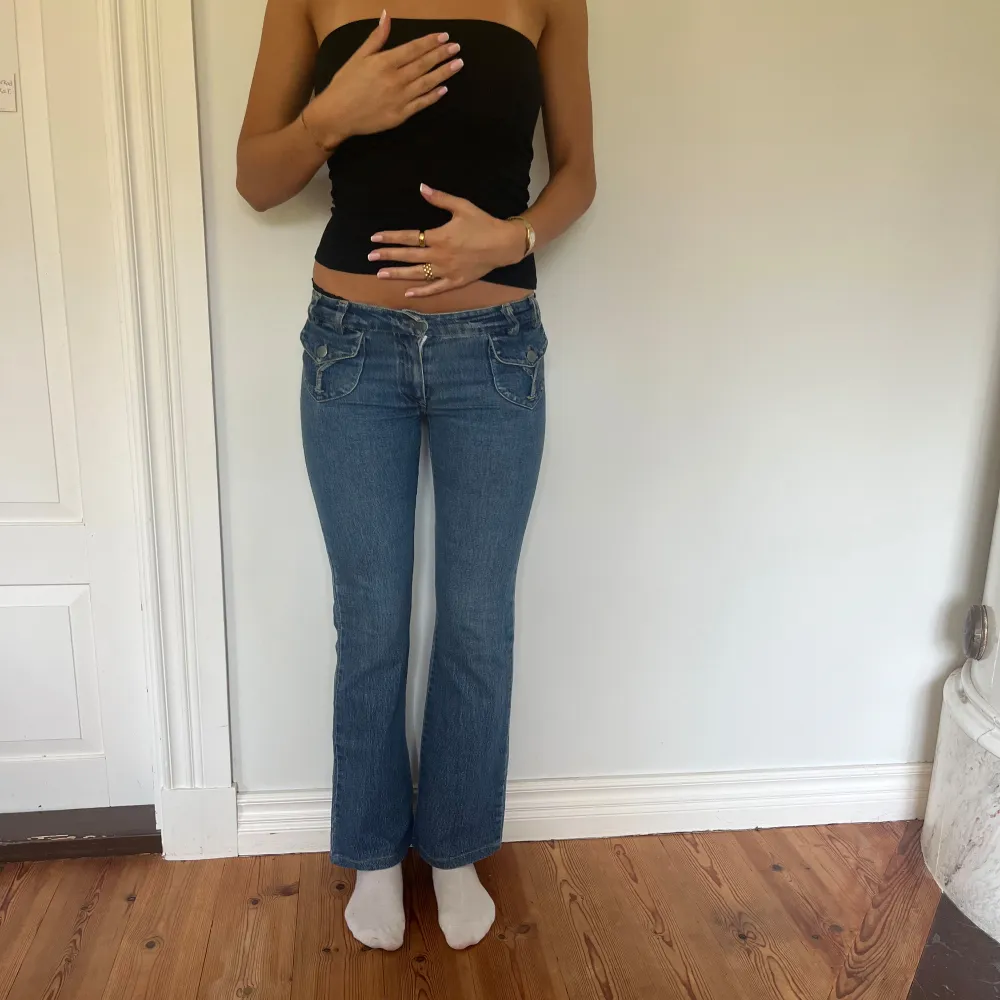 Midjemått( rätt över): 38cm  Inerbenslängd: 80cm   Köp dem via ”KÖP NU” eller Swish  Modellen är 170 cm, inga defekter 💕  . Jeans & Byxor.