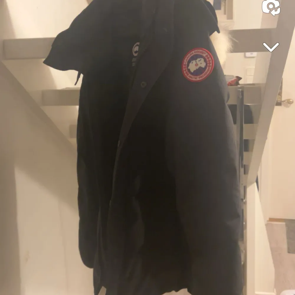 Hej ja säljer min canada goose Wyndham jacka. Storlek M äkta  Tyvär har ja inte kvar kvitto men har legit checkas o visas äkta. Ny pris cirka 18 000 tusen. Säljer för 9500.. Jackor.