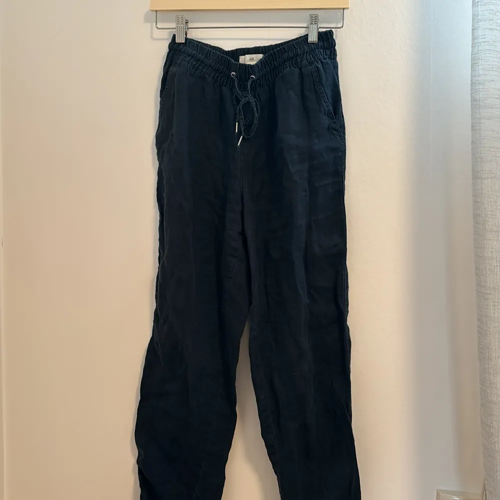 Säljer ett par mörkblå linnebyxor från H&M. XS men med stretchig midja, fungerar även för den som är S💙. Jeans & Byxor.