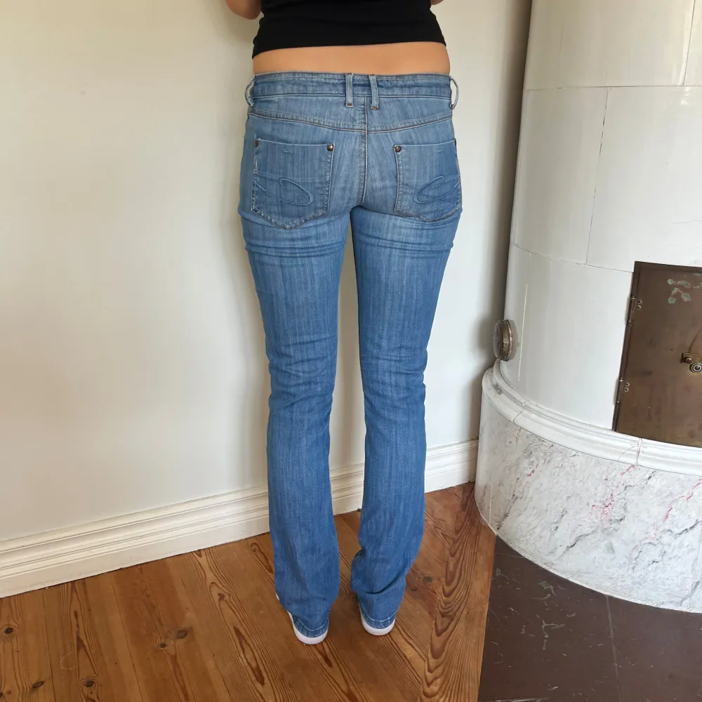 Midjemått( rätt över): 39cm  Inerbenslängd: 80cm   Köp dem via ”KÖP NU” eller Swish  Modellen är 170 cm, inga defekter 💕  . Jeans & Byxor.