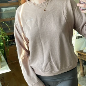 Långärmad  - Använda men i okej skicka inga hål.  Färgen är rosa/ beige