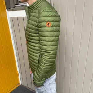 Save the duck jacka  - Rikigt fet jacka i sjukt bra kvalitet!🤩  Stl S slim  Hör av dig vid minsta lilla fundering 💭 