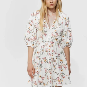 Blommig klänning - Superfin klänning från H&M, endast använd en gång och i nyskick. 🩷🙏🏼 Helt slutsåld!