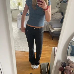Svarta jeans  - Svarta trendiga jeans från hm! Jättebra skick och använda ett fåtal gånger!  Hör gärna av er om ni undrar något. ❤️